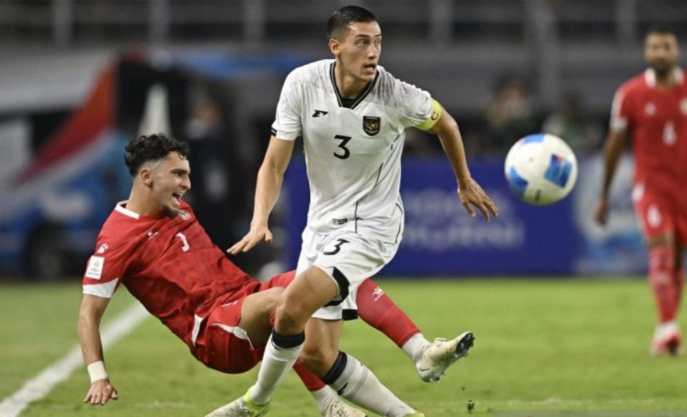 Jay Noah Idzes (kanan) berebut bola dengan pesepak bola Timnas Lebanon Khoder Khaled Kaddour (kiri) dalam FIFA Matchday di Stadion Gelora Bung Tomo, Surabaya, Jawa Timur, Senin (8/9/2025). ANTARA FOTO