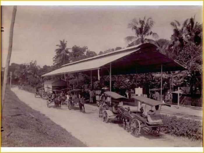 PARKIR: Foto lama Stasiun Karangpilang tahun 1898-1900, ada beberapa delman menunggu calon penumpangnya.