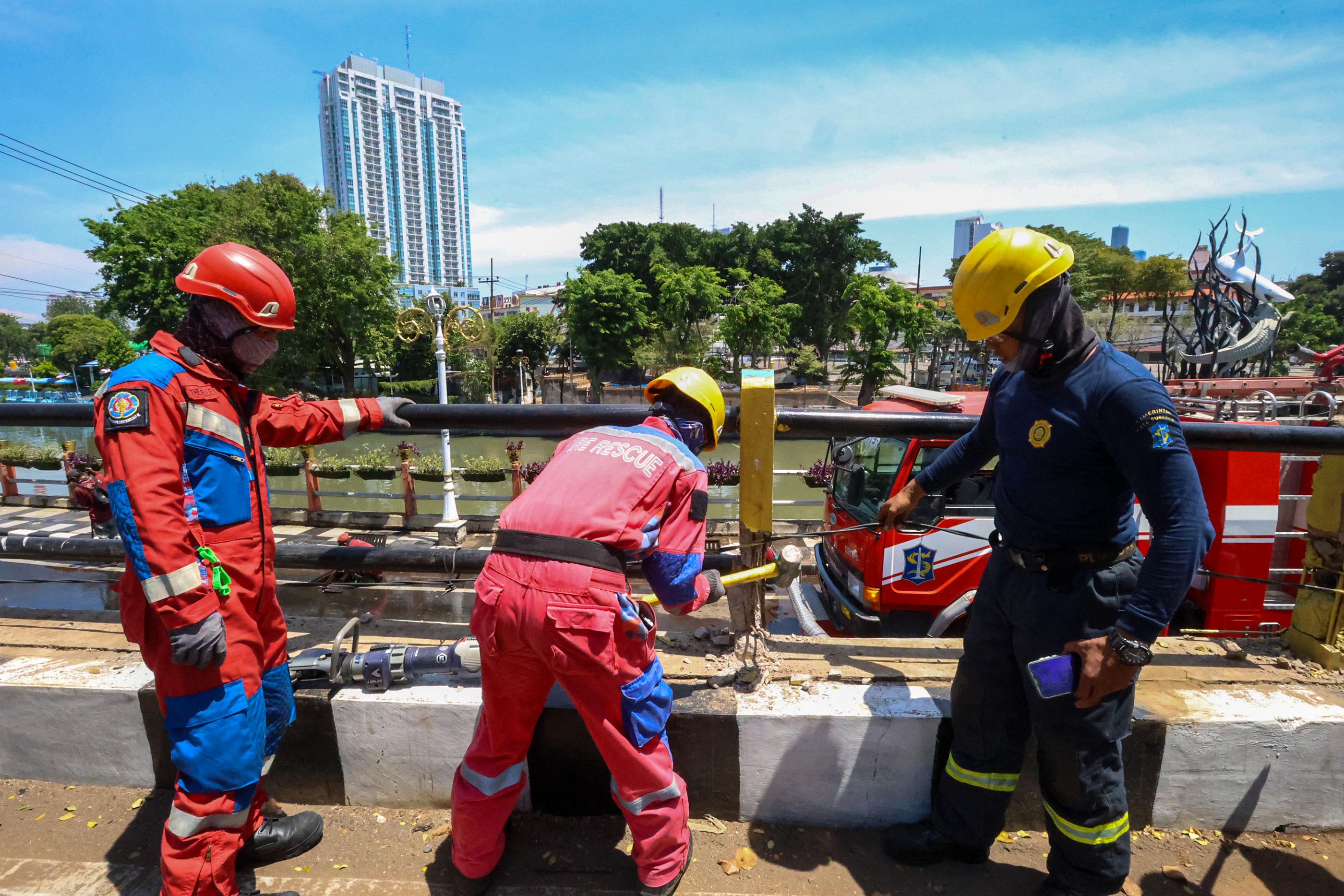 Petugas memperbaiki fasilitas umum yang rusak akibat demo anarkistis di Surabaya. (IST)