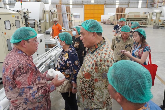TAMU: CEO SPS Corporate Dermawan Suparsono (kiri, pegang tisu) bersama dengan duta besar dan calon duta besar dari berbagai negara saat perayaan 30 Tahun SPS Corporate, di PT Sun Paper Source.