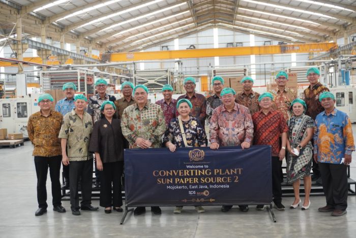 BERSAMA: CEO SPS Corporate Dermawan Suparsono (empat dari kanan, depan) bersama dengan duta besar dan calon duta besar dari berbagai negara saat perayaan 30 Tahun SPS Corporate, di PT Sun Paper Source