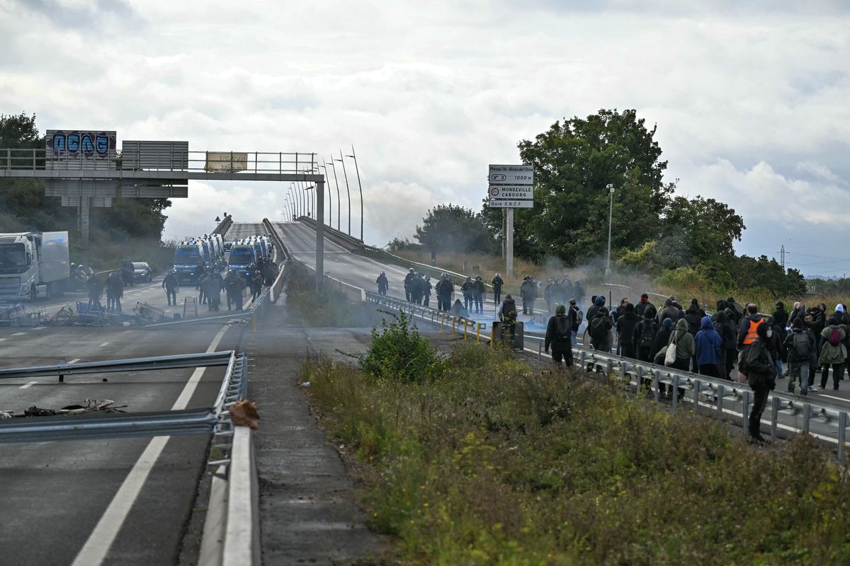Demonstran bakar barikade di Paris usai kabinet Bayrou tumbang. Aksi Block Everything lumpuhkan transportasi dan picu krisis politik.