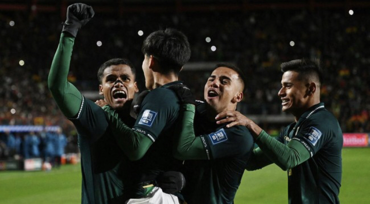 Selebrasi gol penalti Timnas Bolivia penentu kemenangan Bolivia atas Brasil.