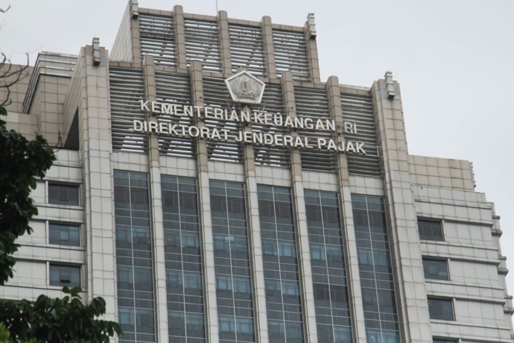 Dirjen pajak membahas penurunan penerimaan pajak dan upaya kejar target APBN 2025.