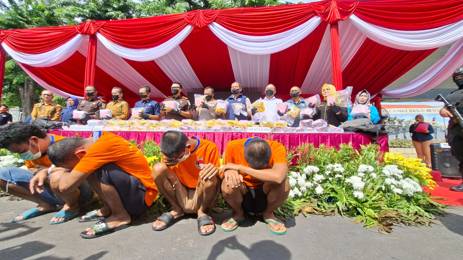 DIAMANKAN: Empat tersangka kurir sabu yang diamankan Satresnarkoba Polrestabes Surabaya. Polisi menyita 84,7 kilogram sabu dan 40 ribu butir pil ekstasi.(SURYANTO/RADAR SURABAYA)