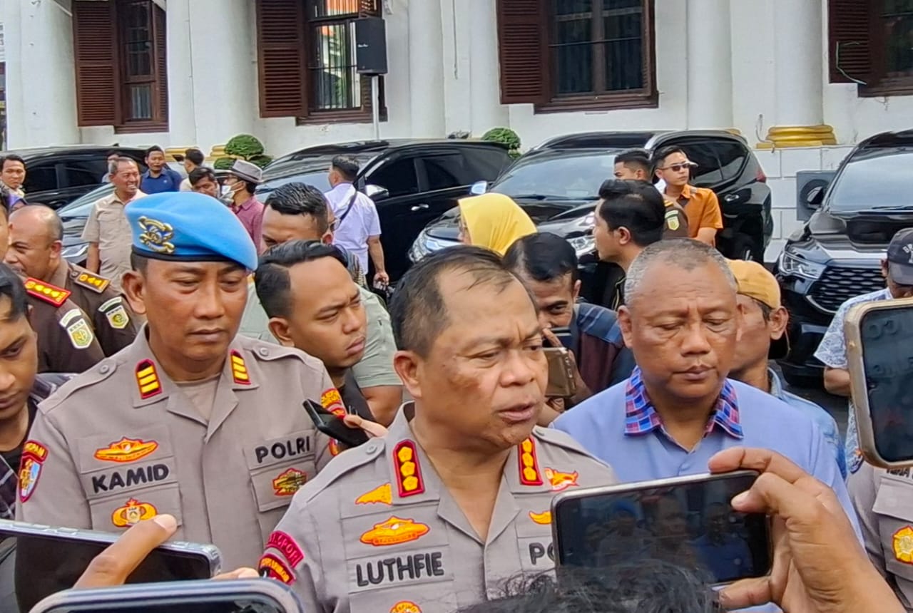 BERTAMBAH: Kapolrestabes Surabaya Kombes Pol Lutfhie Sulistiawan menangkap dua orang lagi terkait aksi pembakaran Gedung Grahadi, Surabaya. (MAHRUS/RADAR SURABAYA)