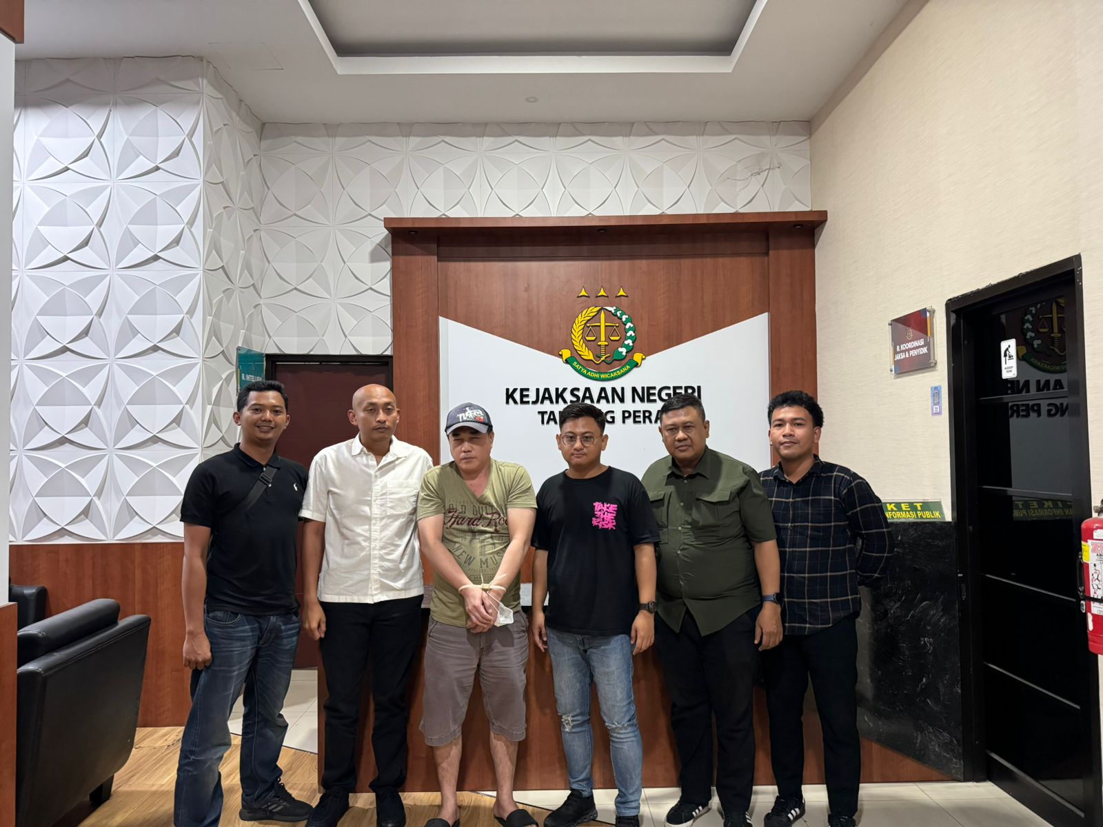 DIAMANKAN: Kejari Tanjung Perak berhasil eksekusi terpidana kasus penggelapan (bertopi) di Surabaya usai ditetapkan DPO.(IST/RADAR SURABAYA)