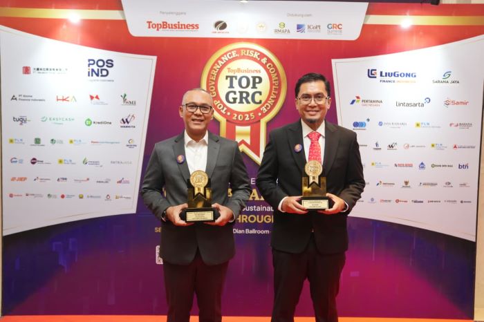SELAMAT: Direktur Utama PGN Arief Kurnia Risdianto (kiri) dan Direktur Manajemen Risiko PGN Eri Surya Kelana.