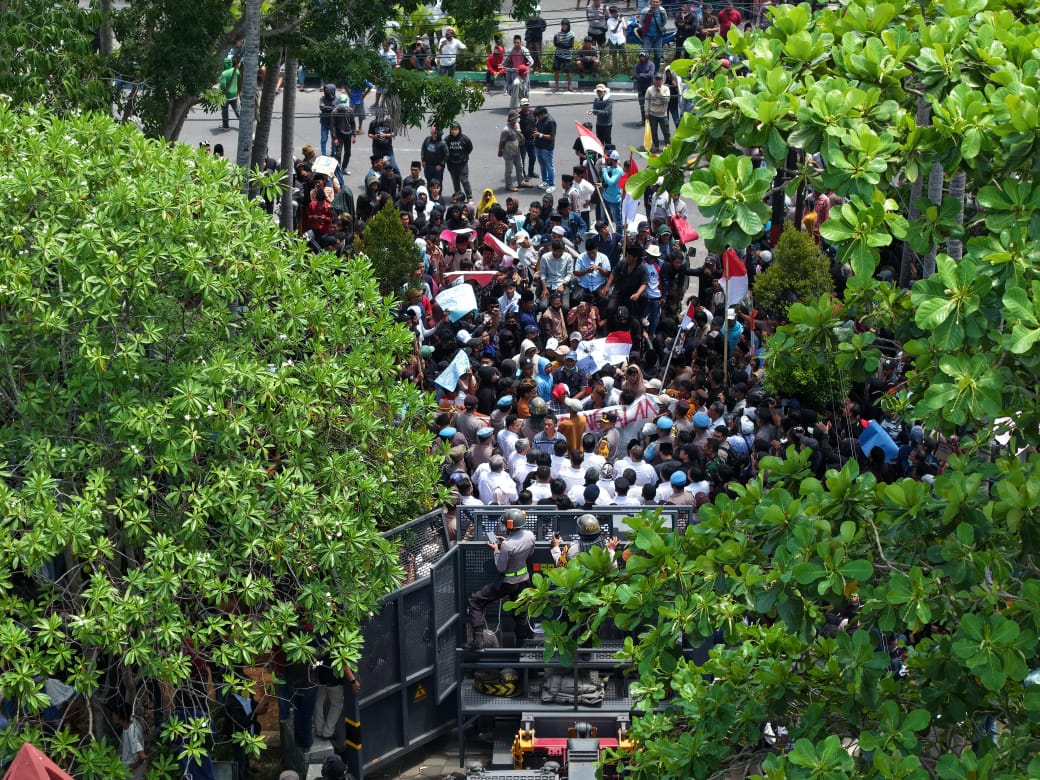 KONDUSIF: Polres Bangkalan mengamankan unjuk rasa di Kantor Pemkab Bangkalan yang diikuti 7.000 orang. (IST/RADAR SURABAYA)