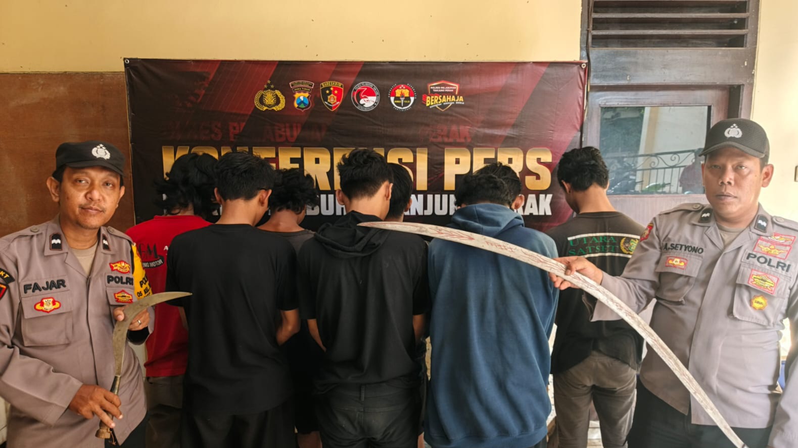 LEMAS: Polsek Kenjeran mengamankan sembilan orang anggota gangster yang tawuran di Jalan Kalilom Lor, Surabaya. (IST/RADAR SURABAYA)