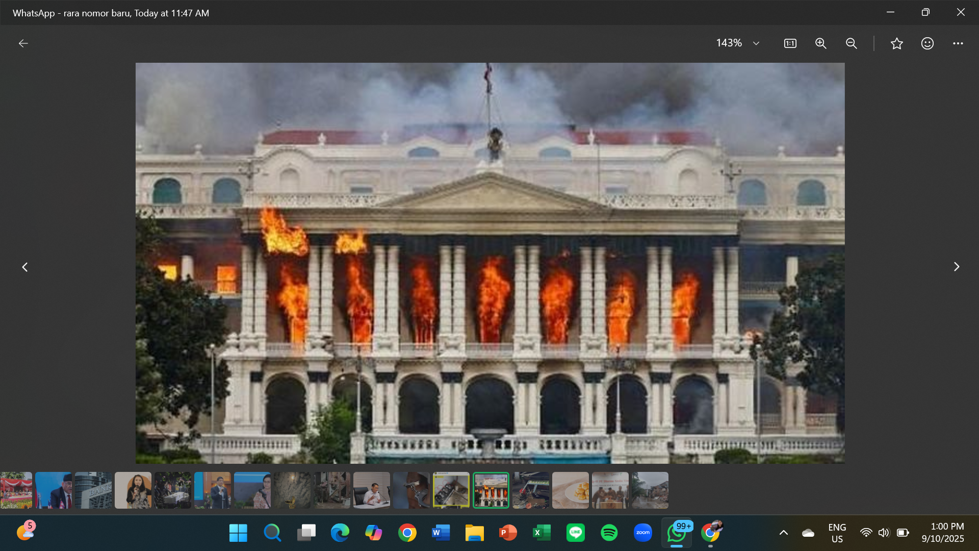 Massa yang mengamuk membakar gedung pemerintah, rumah politikus hingga menyerang sejumlah menteri.