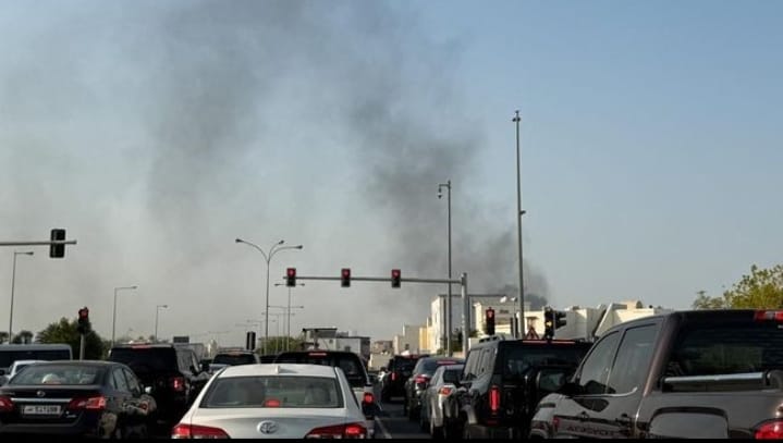 Kepulan asap terlihat di langit Doha, Qatar setelah sejumlah ledakan terjadi