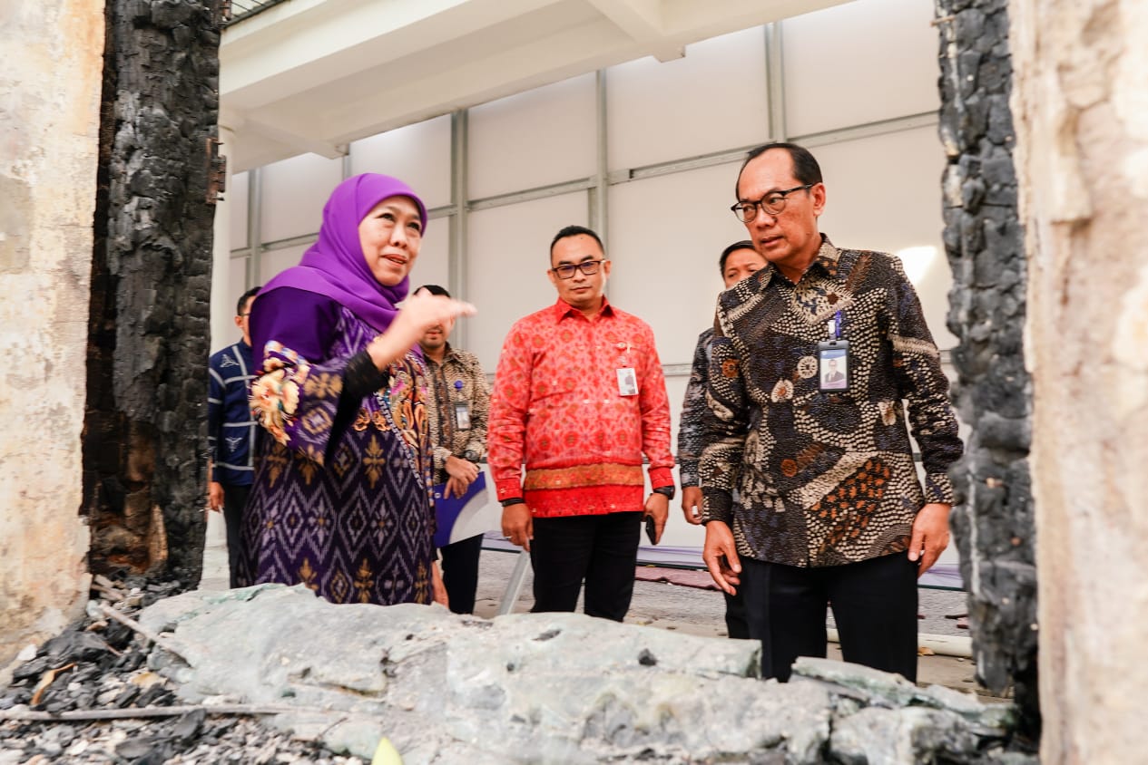 Gubernur Jawa Timur Khofifah Indar Parawansa menunjukkan Gedung Grahadi sisi barat yang dibakar massa. (IST)