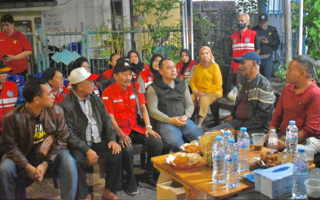 Wali Kota Surabaya Eri Cahyadi menemui warga yang melakukan pengamanan swakarsa. (IST)