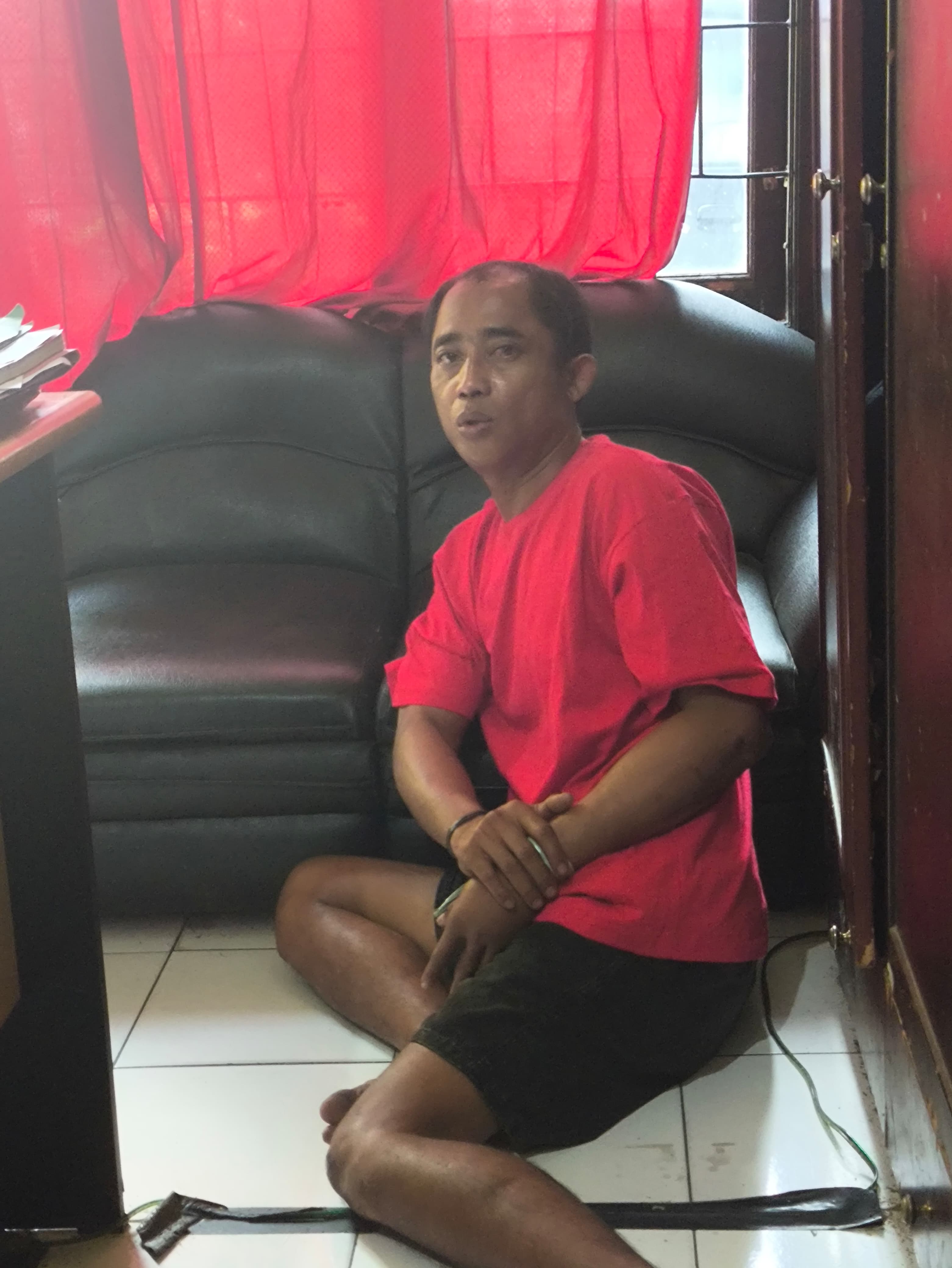 DIAMANKAN: Pelaku joki pencuri motor saat diamankan warga usai jatuh ketika hendak kabur di Benowo, Surabaya.(IST/RADAR SURABAYA)