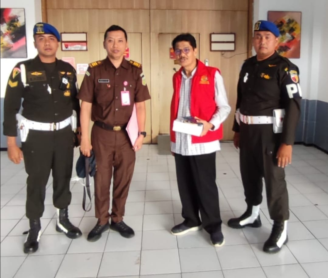 DITAHAN: Tersangka SR (rompi merah), Mantan Kepala Dindik Jatim diamankan Kejatim Jatim terkait kasus dugaan korupsi tahun anggaran 2017.(IST/RADAR SURABAYA)