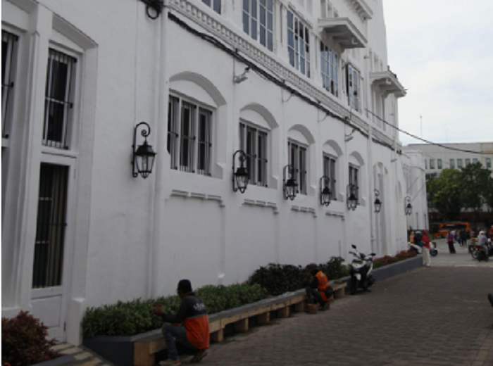 MEGAH: Salah satu rumah dengan arsitektur lama di Jalan Gelatik Surabaya.