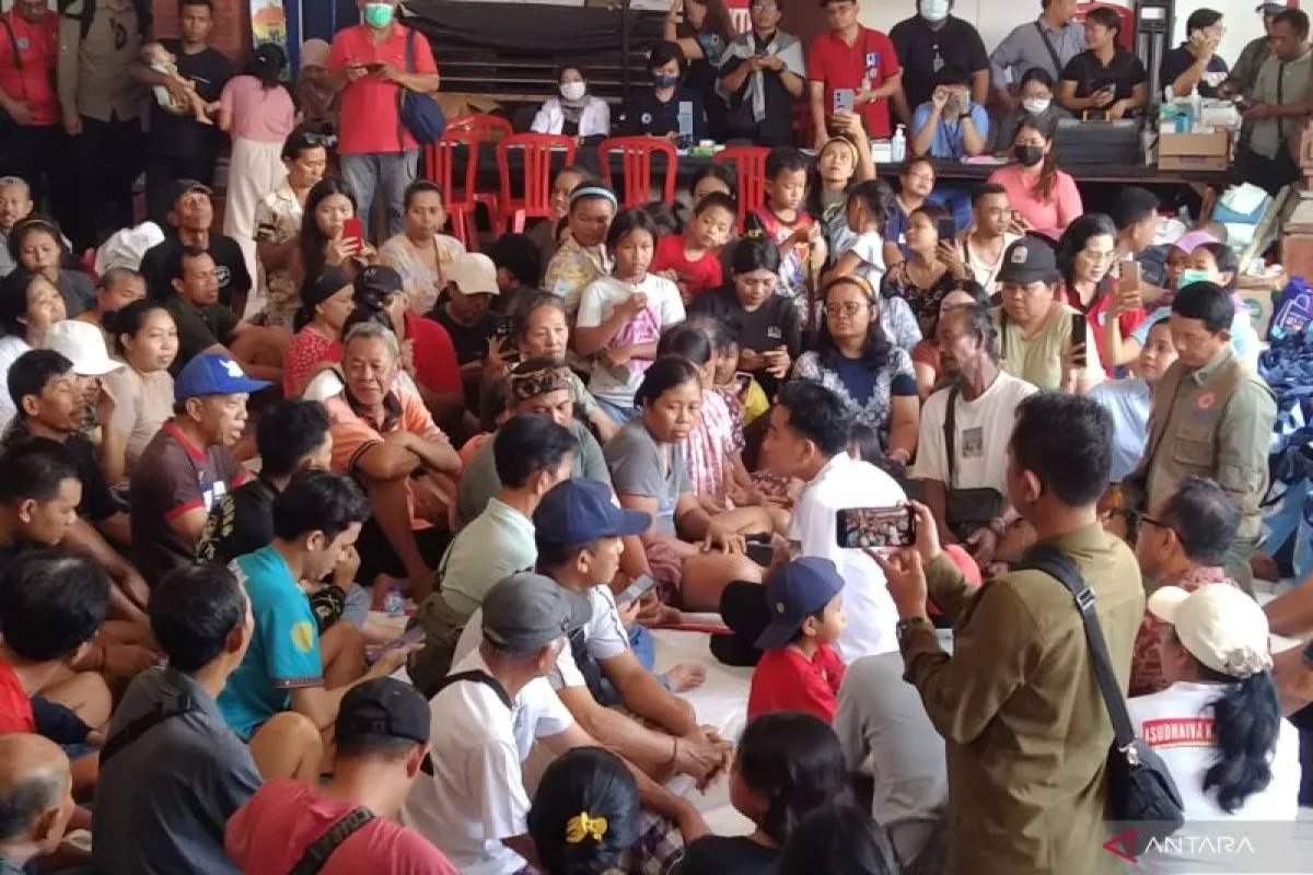 Wakil Presiden RI Gibran Rakabuming Raka menemui korban banjir di Bali. (ANTARA)