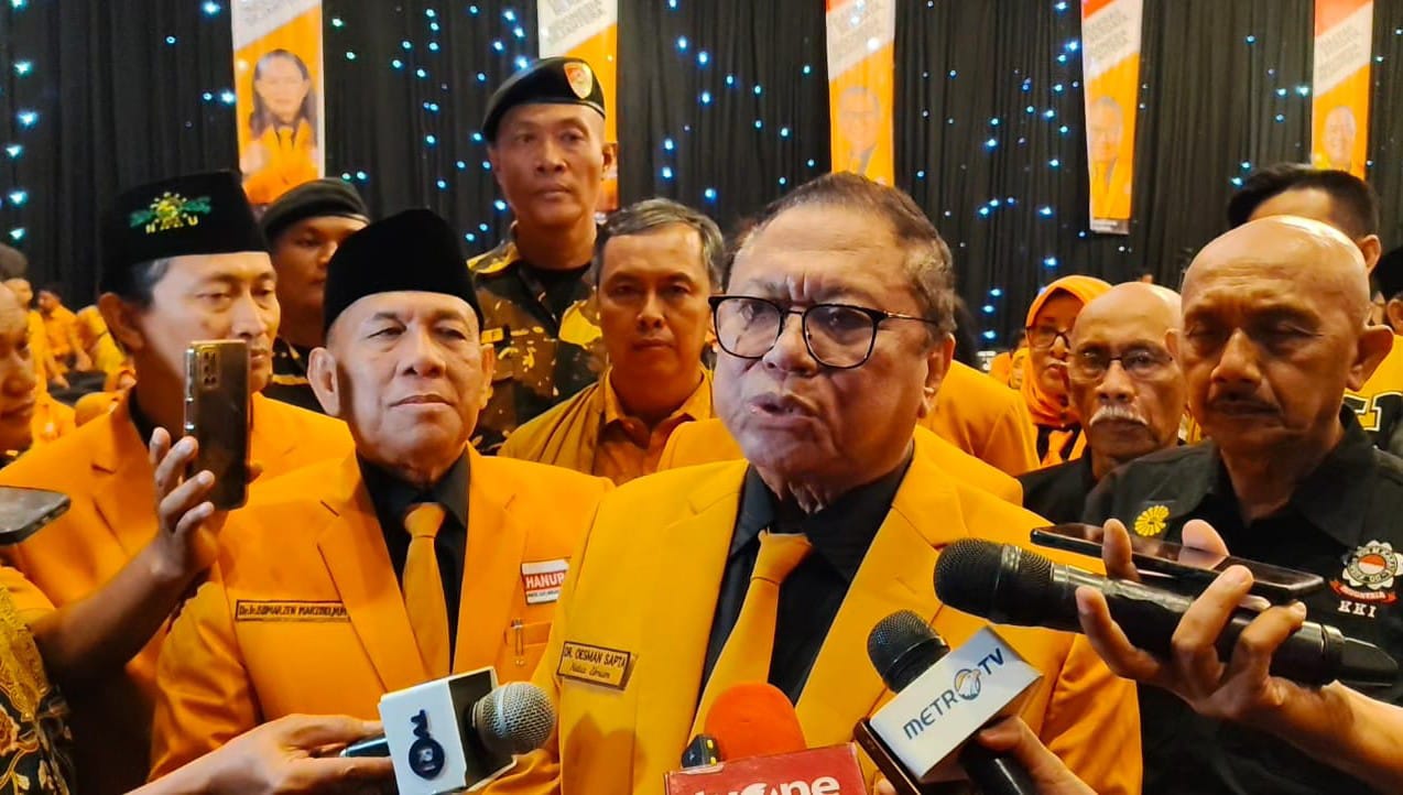 HARAPAN: Ketua Umum DPP Hanura, Oesman Sapta Odang (OSO) usai membuka Bimtek Nasional Hanura di Surabaya, Jumat (12/9). Ia ingin membawa Hanura kembali ke Senayan.(MUS PURMADANI/RADAR SURABAYA)
