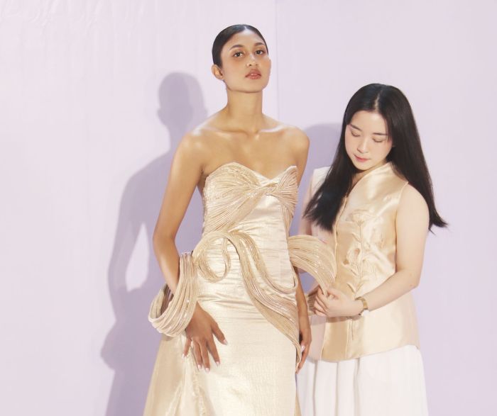 BUSANA DEAD STOCK: Naomee menunjukkan busana karyanya yang dibuat untuk memenuhi tugas akhirnya, yang terinspirasi dari busana dead stock, yang membuat limbah fashion semakin bertambah.