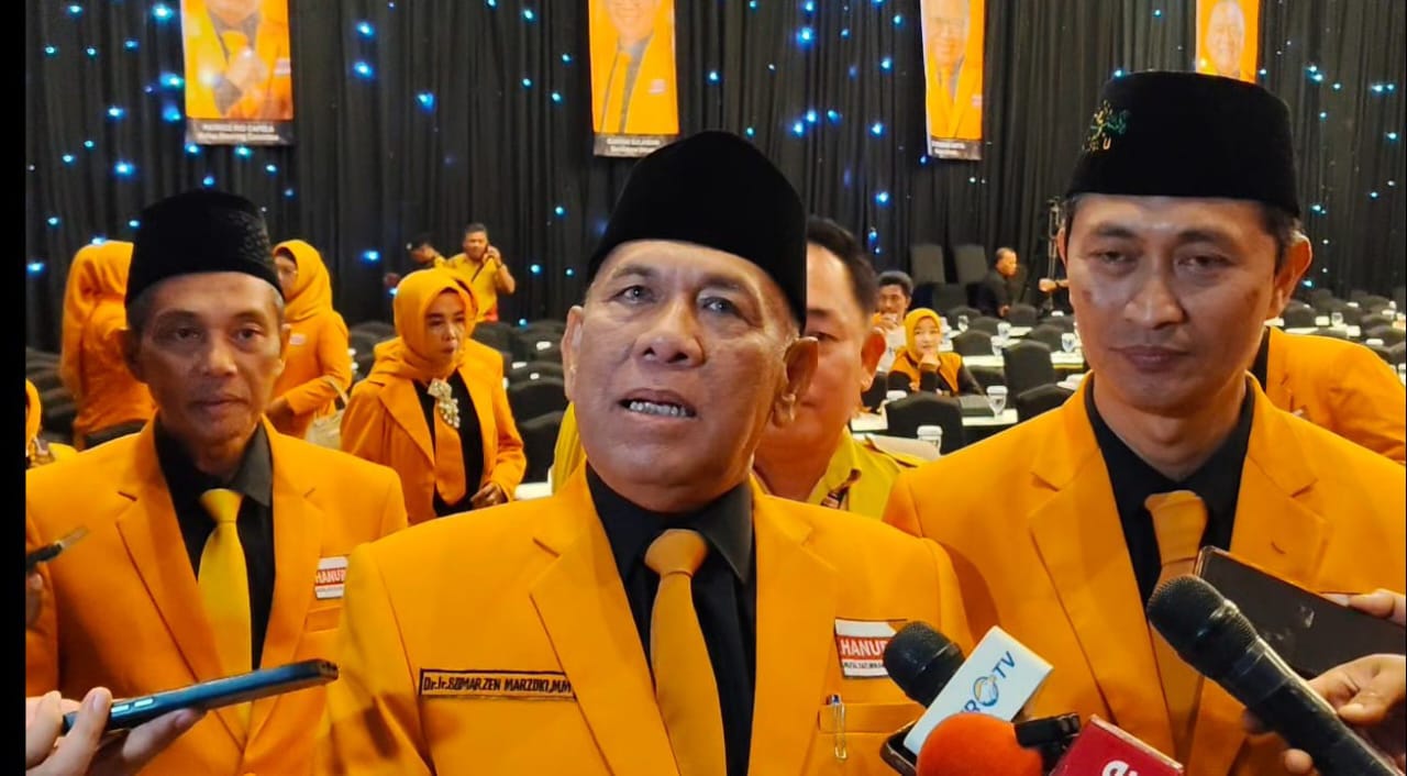 OPTIMIS : Ketua DPD Partai Hanura Jatim Sumarzen Marzuki saat memberikan keterangan usai pelantikan.(MUS PURMADANI/RADAR SURABAYA)