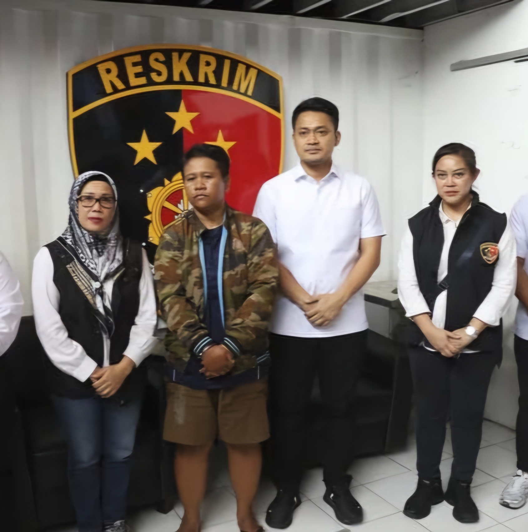 DITANGKAP: EF alias Ayah Juna saat diamankan Satreskrim Polres Pelabuhan Tanjung Perak. Ia merupakan pasangan sesama jenis ibu korban. (IST/RADAR SURABAYA)