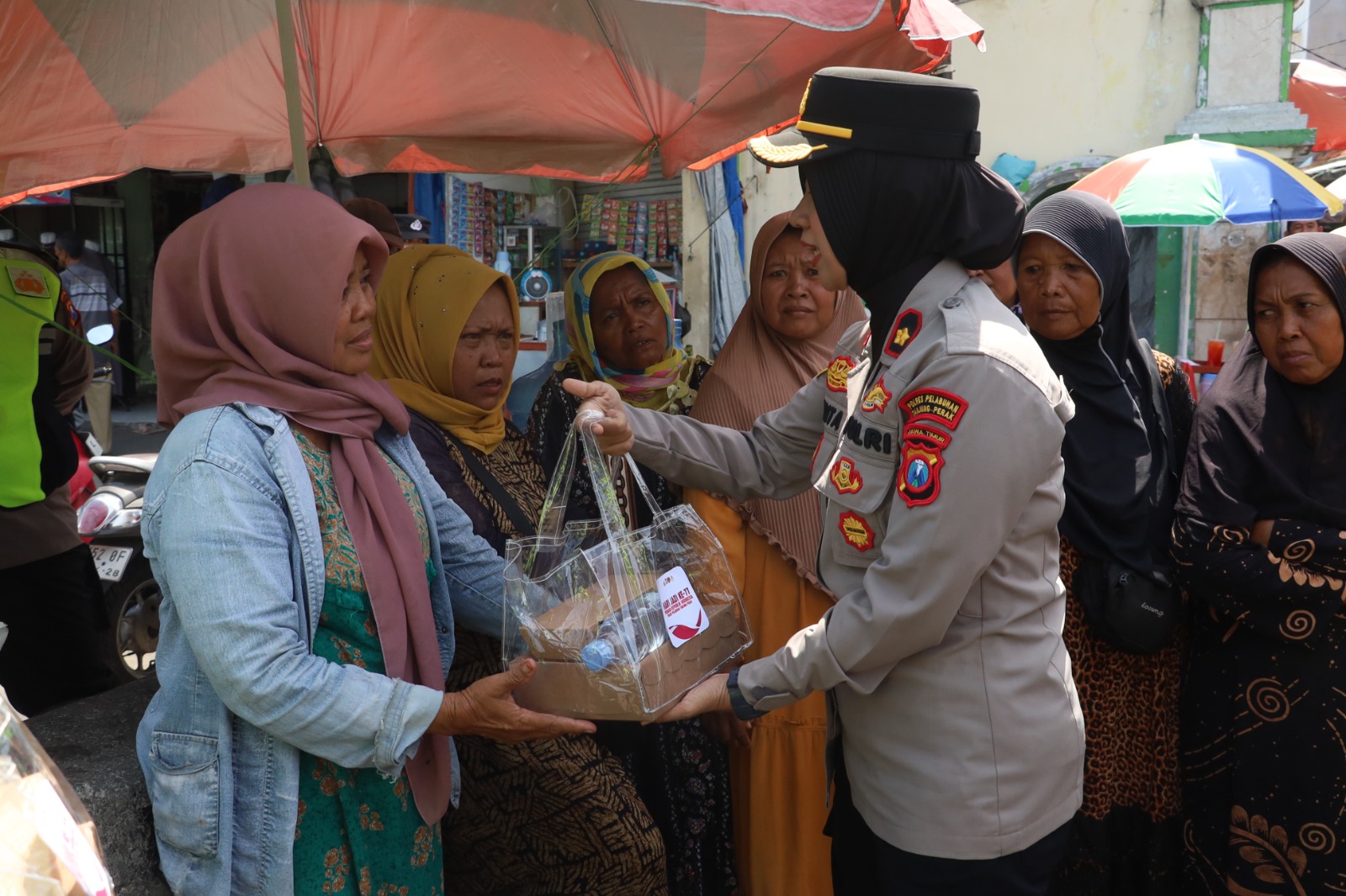 BERBAGI: Wakapolres Pelabuhan Tanjung Perak Kompol Anindita Harcahyaningdyah patroli dan bagi nasi dalam rangka Hari Jadi Polwan di Surabaya.(IST/RADAR SURABAYA)