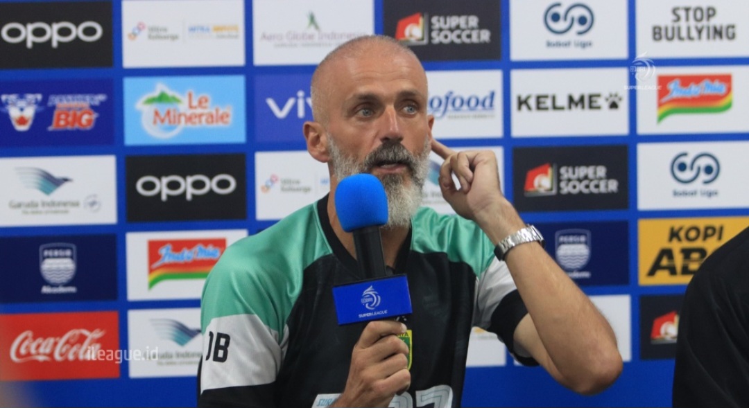 Pelatih Persebaya Surabaya Eduardo Perez.