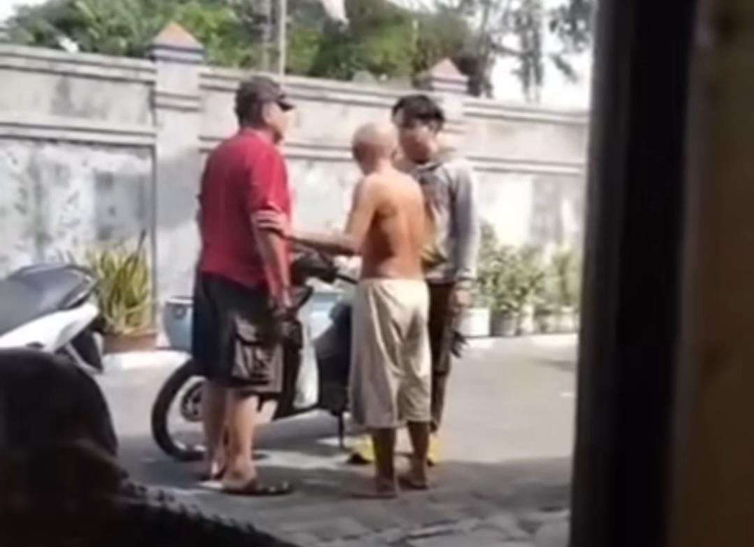 Cekcok di jalan berujung kekerasan, kurir jadi korban, warga turun tangan hentikan pelaku.