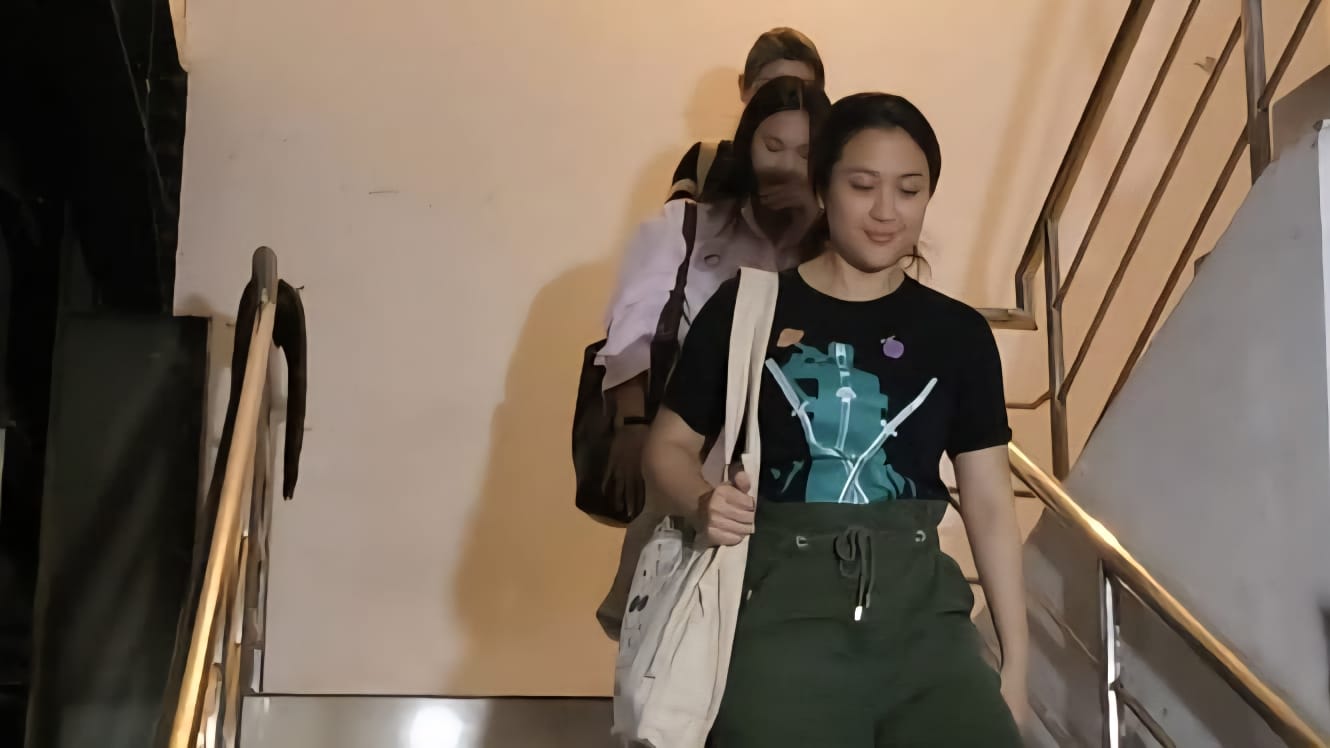 Sherina Munaf meninggalkan Polres Metro Jakarta Barat setelah dimintai klarifikasi oleh penyidik terkait unggahan penyelamatan kucing.