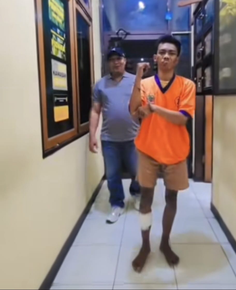 KESAKITAN: Tersangka saat diamankan usai didor Polsek Simokerto. Ia ketahuan saat mencuri sepeda motor di depan kantor bank Jalan Simokerto, Surabaya. (IST/RADAR SURABAYA)