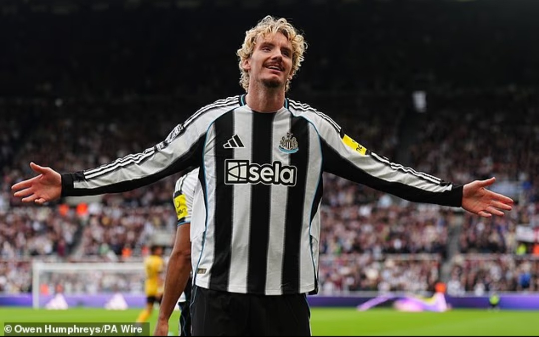 Selebriti Nick Woltemade usai cetak gol ke gawang Wolves.