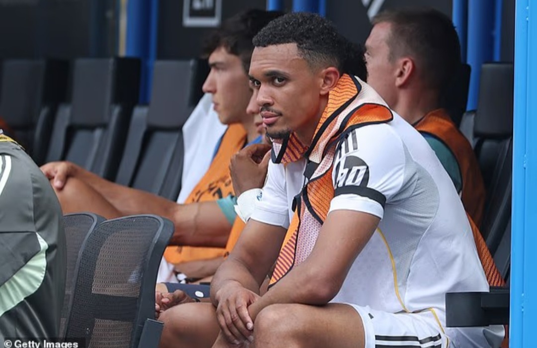 Trent Alexander-Arnold (kiri) harus berjuang keras untuk merebut posisi utama di Real Madrid.
