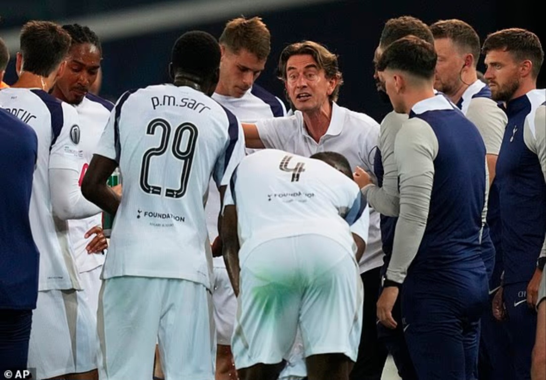 Thomas Frank saat memberikan instruksi kepada pemain Tottenham Hotspur.