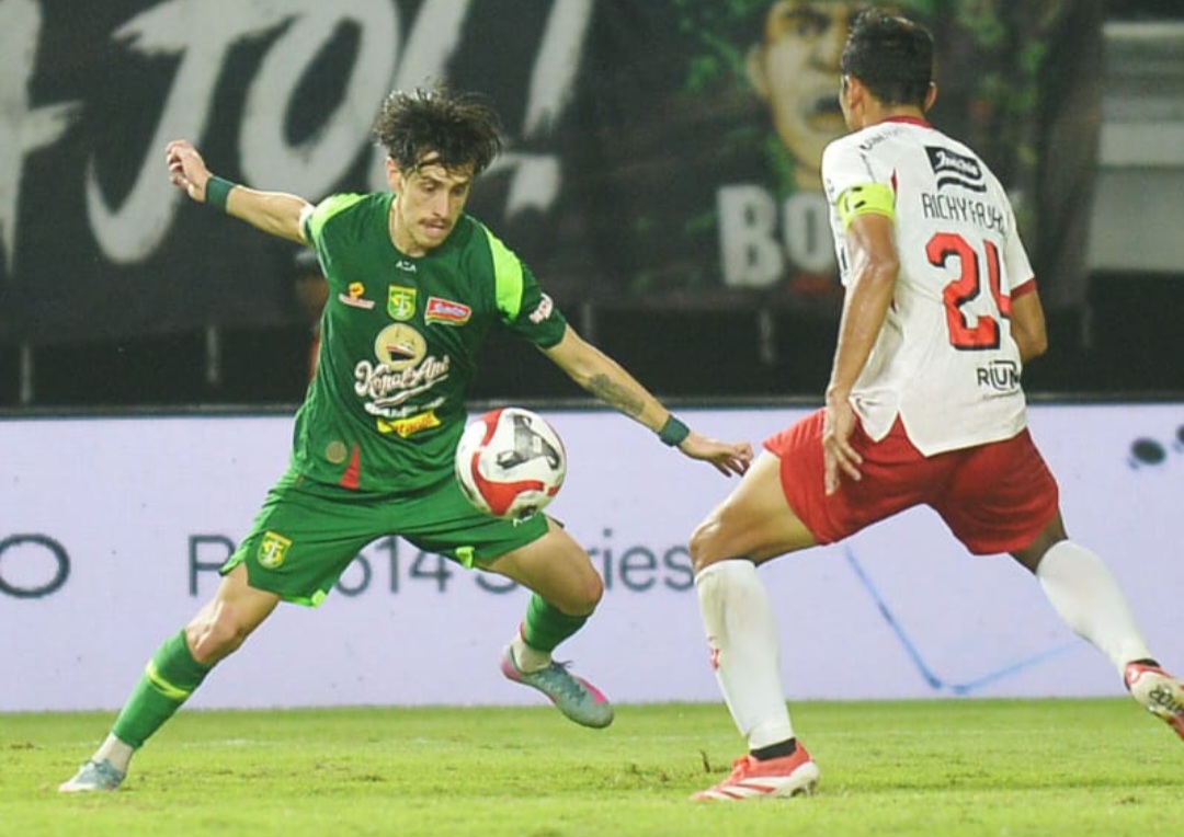 Francisco Rivera (kiri) diganjar kartu merah saat menghadapi Persib Bandung.