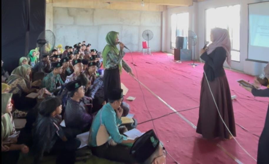 Anggota DPD RI Lia Istifhama saat menjawab pertanyaan peserta dalam kegiatan sosialisasi kebangsaan.