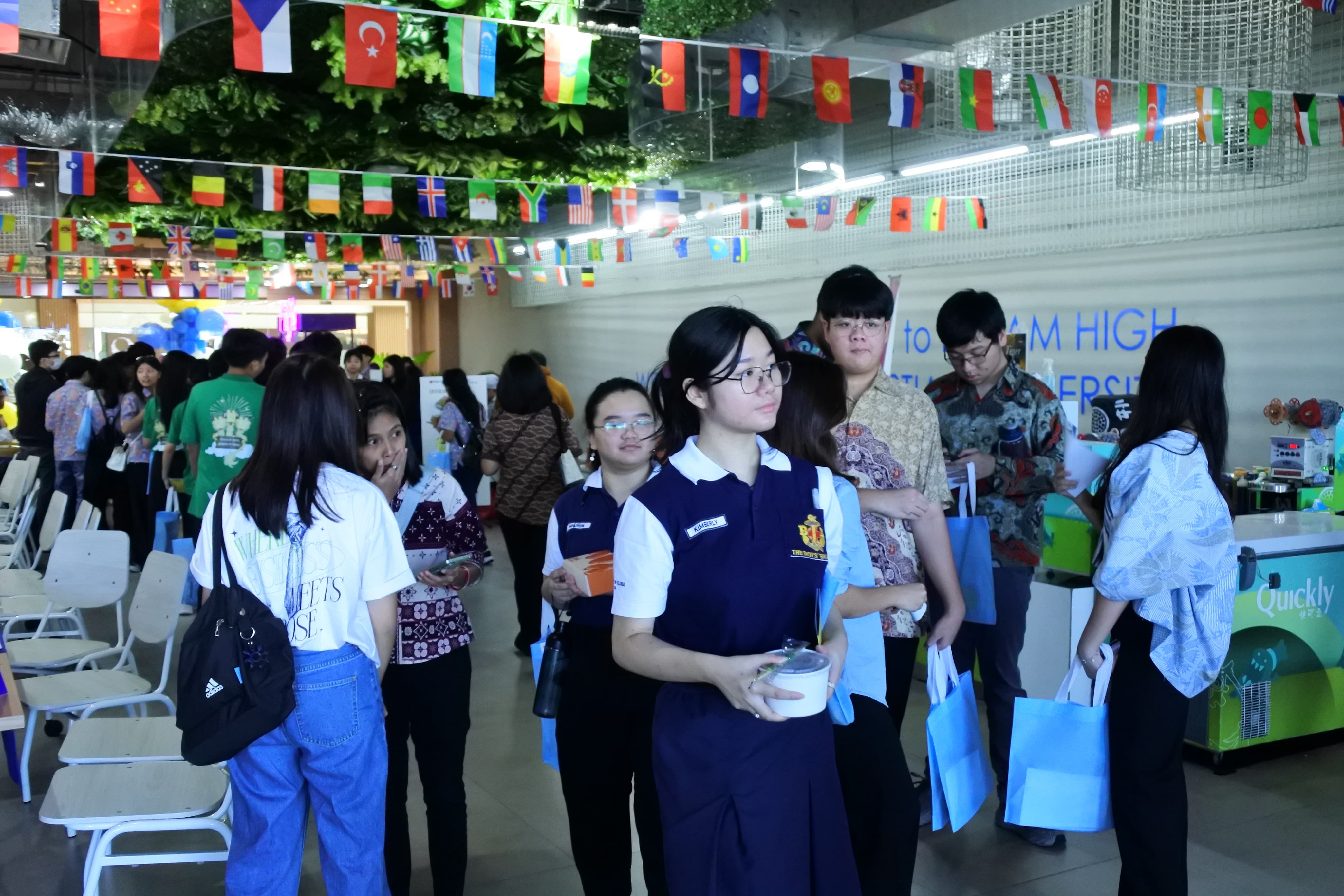 Antusiasme para siswa SMA mengikuti International Edu Fair di Petra Business School. (IST)