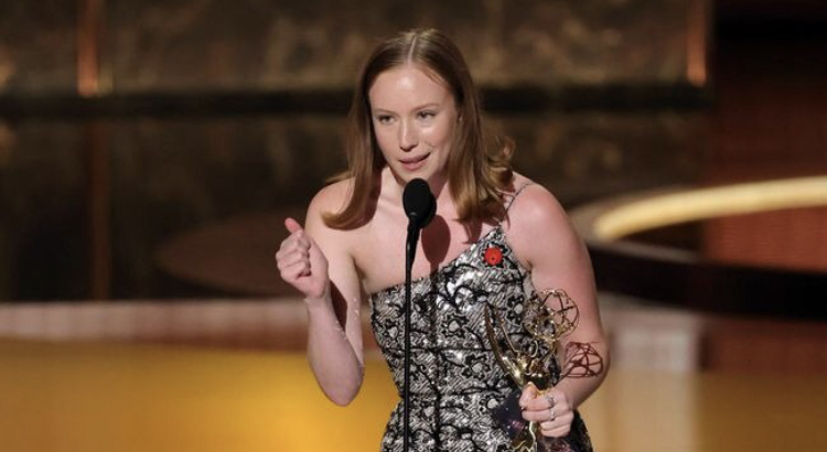 Aktris Hannah Einbinder usai menerima penghargaan di Emmy Awards 2025.