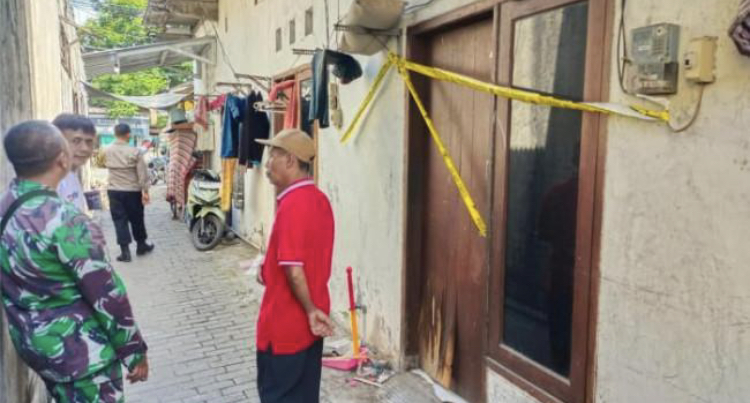 Petugas gabungan Satpol PP dan Polrestabes Surabaya memulai razia rumah kos pasca kasus mutilasi Lidah Wetan.