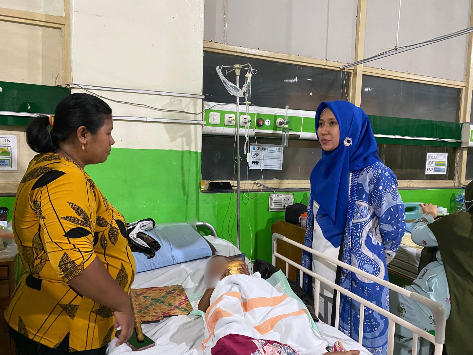 BESUK: Wakil Ketua DPRD Jatim Sri Wahyuni saat membesuk balita adalah Bojonegoro Yang menderita atresia ani. (IST/RADAR SURABAYA)