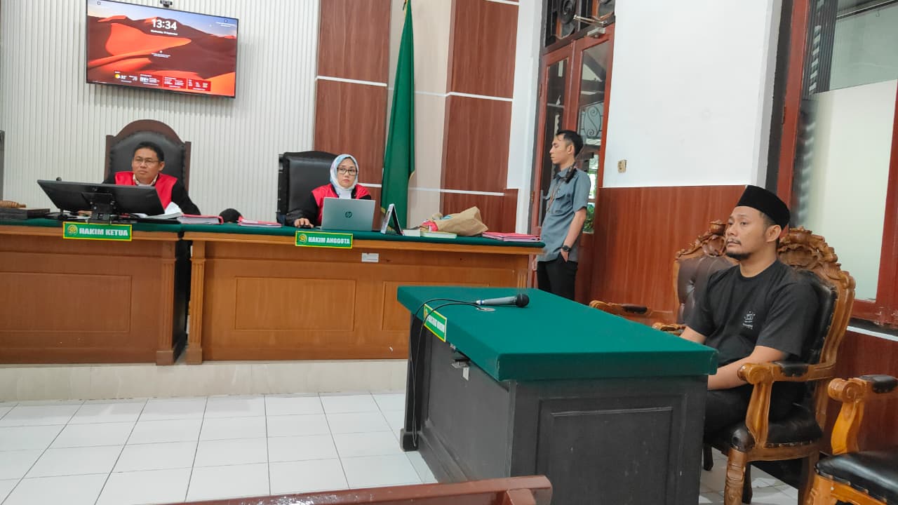 DISIDANG: Terdakwa penadah koleksi mata uang kuno hasil curian disidang di PN Surabaya. (IST/RADAR SURABAYA)