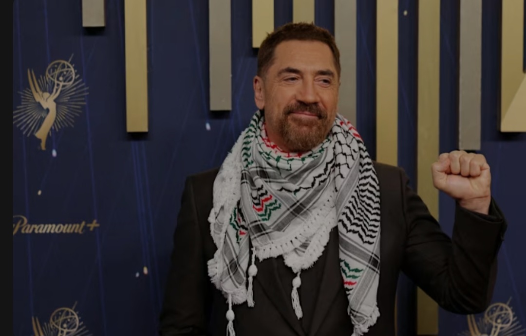 Aktor Javier Bardem mengenakan keffiyeh saat berpose di karpet merah di Primetime Emmy Awards ke-77 di Los Angeles, California, AS, 14 September 2025. (Foto: REUTERS/Daniel Cole)