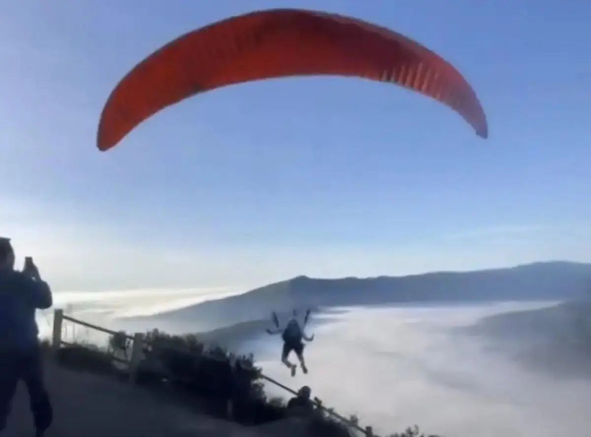Turis adal Korea Selatan nekat terbang dengan paralayang di kawasan Bromo.