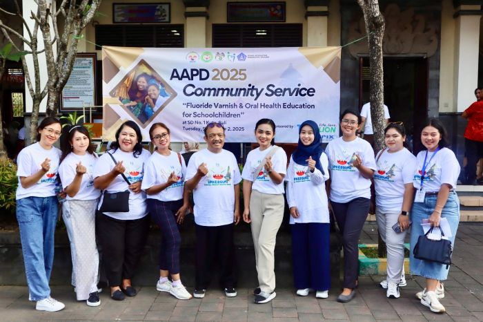 PENGABDIAN MASYARAKAT: Sebagian peserta AAPD 2025 melakukan pemeriksaan gigi juga edukasi aplikasi fluoride di SDN Kuta 1.