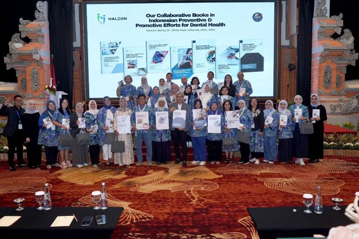 KONTRIBUSI LITERASI: Penulis-penulis buku kolaboratif dari 15 institusi pendidikan dokter gigi usai meluncurkan 7 buku kolaboratif kedokteran gigi Indonesia, Selasa (2/9).