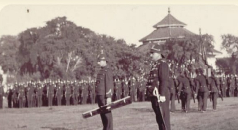 PUBLIK: Pemanfaatan alun-alun sebagai lapangan defile militer infanteri Hindia Belanda.
