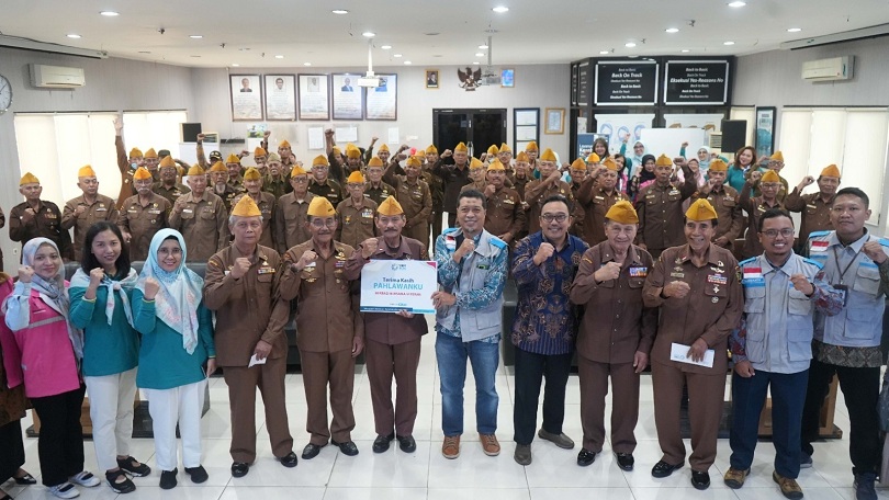 APRESIASI: PLN tak hanya memberi apresiasi layanan pemeriksaan gratis ke 50 veteran namun juga memberi paket sembako dan santunan kebangsaan.