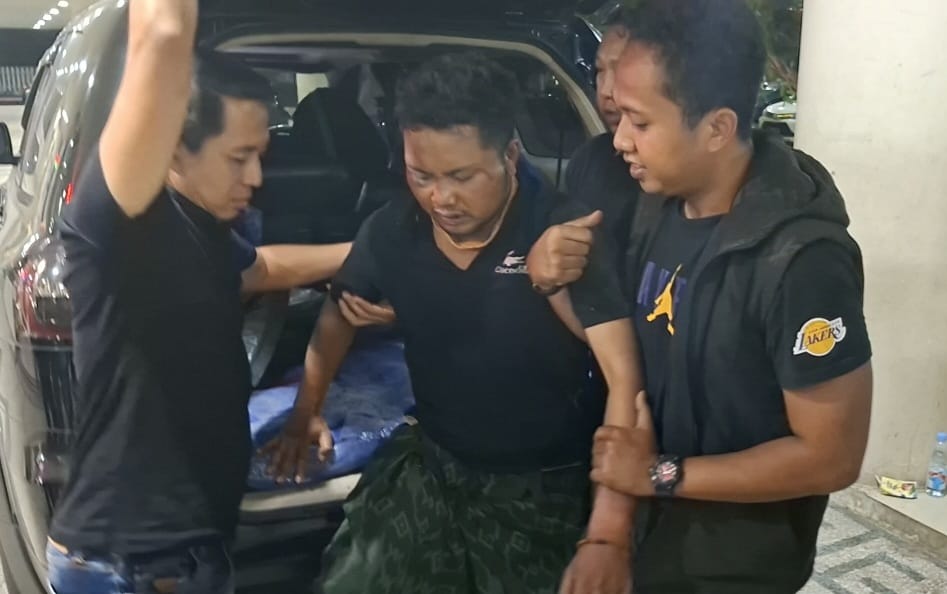 TERTATIH: AMR pelaku pembacokan anggota Ditresnarkoba Polda Jatim di Bangkalan sempat ditembak kaki oleh anggota. (M MAHRUS/RADAR SURABAYA)