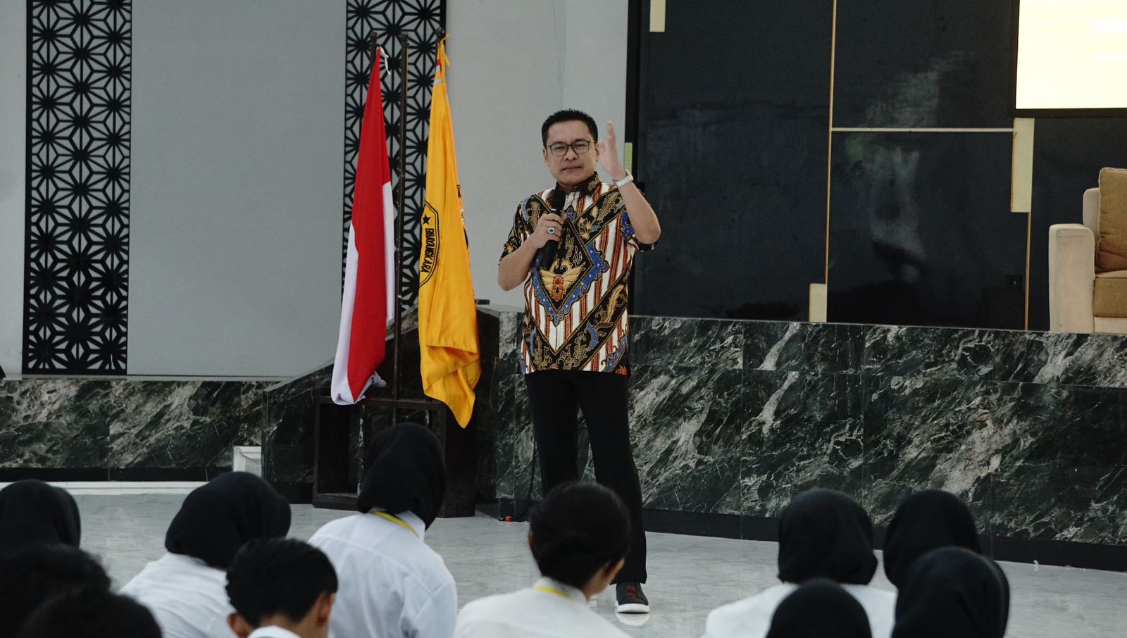 Wakil Ketua DPRD Surabaya Arif Fathoni berbicara di hadapan mahasiswa Ubhara Surabaya. (*)