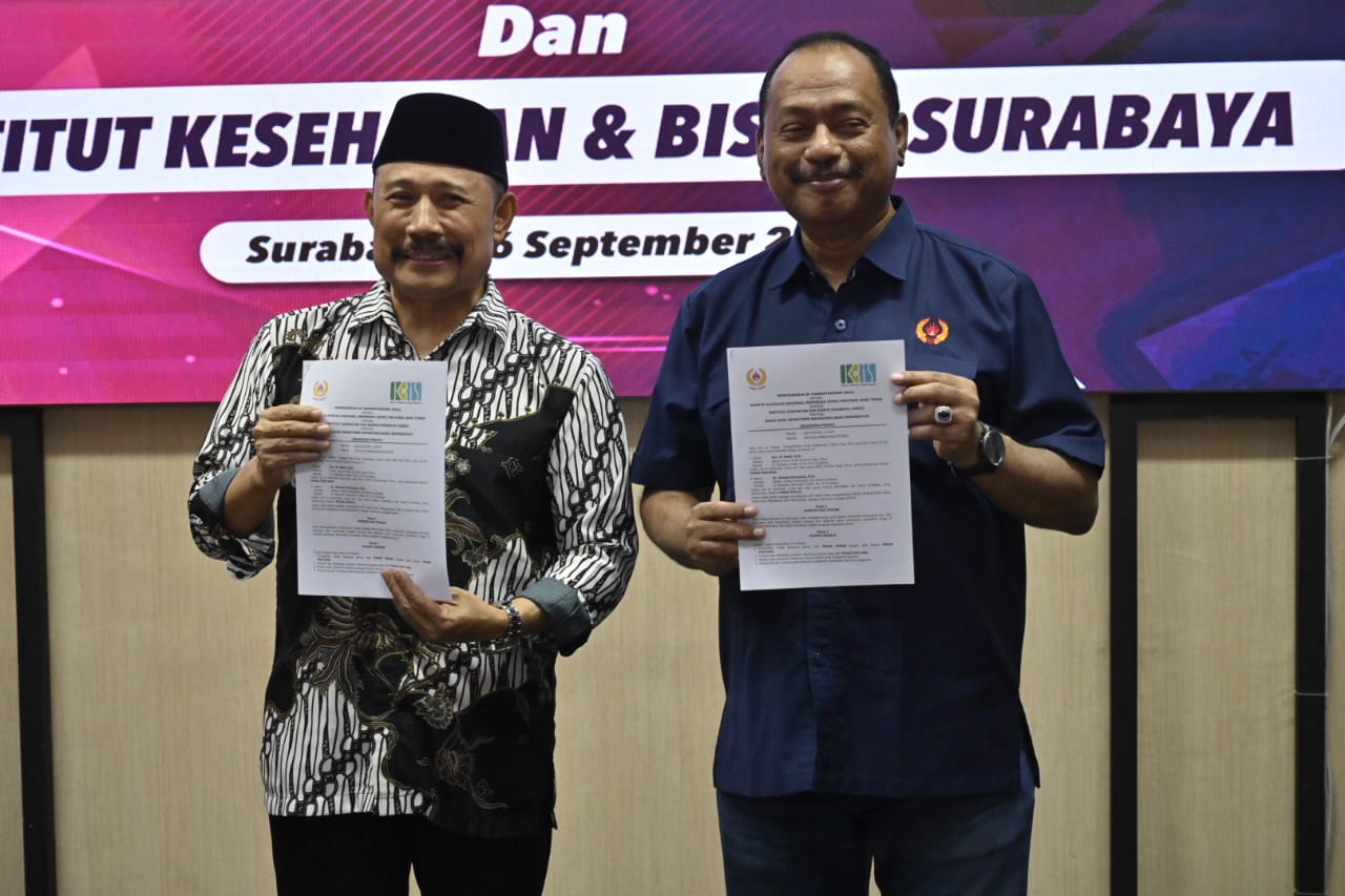 Rektor IKBIS Dr Ahmad Hariyanto, M.Si (kiri) dan Ketua Umum KONI Jatim Muhammad Nabil.